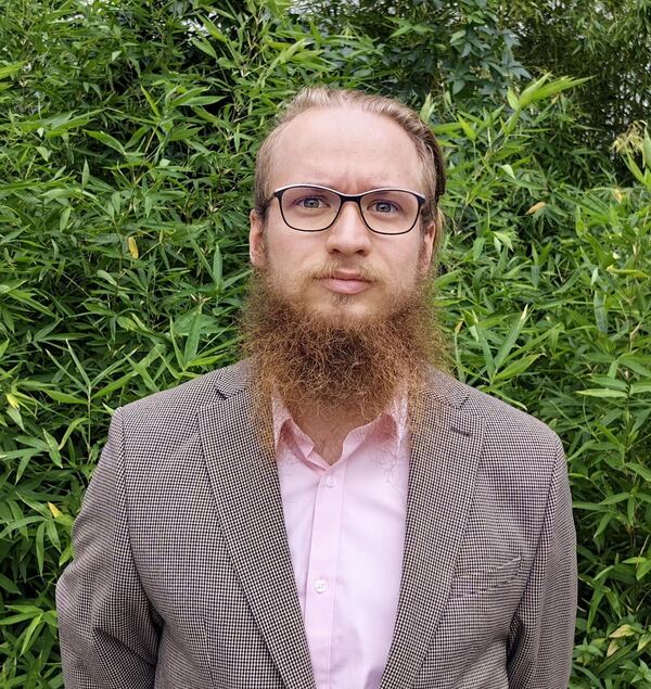 Portrait of Lino Haupt in front of greenery